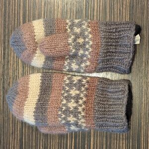 Wool mittens, handmade in Nepal
